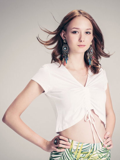 Sally von Germany's Next Topmodel mit braunen, schulterlangen Haaren.