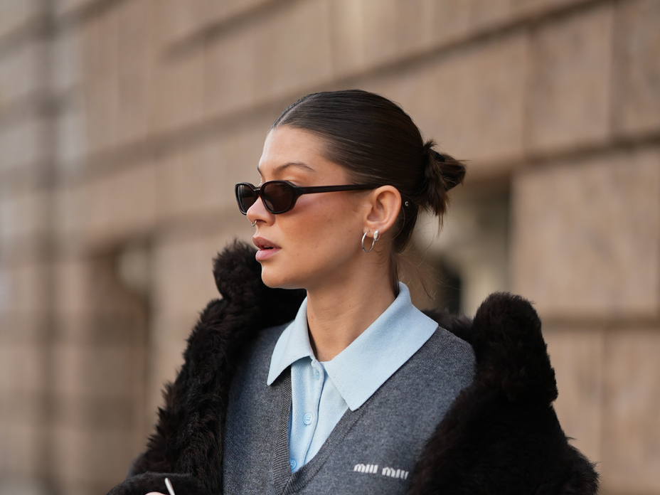 Frau mit Sleek Hairstyle