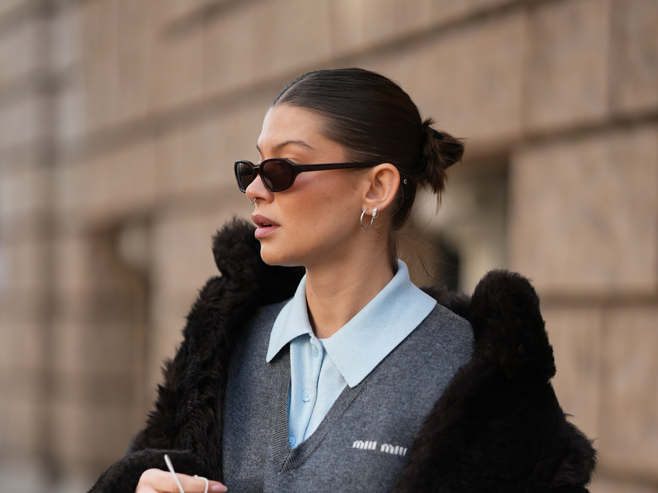 Frau mit Sleek Hairstyle