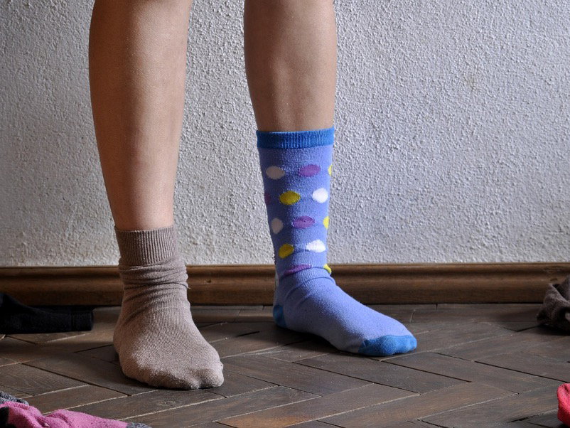 Zweifarbige Socken mit Print