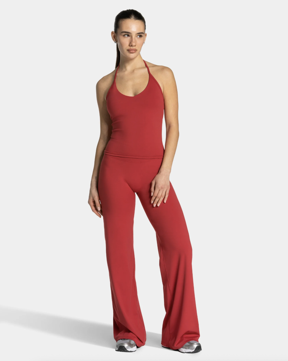 Model mit roten Sportoutfit.