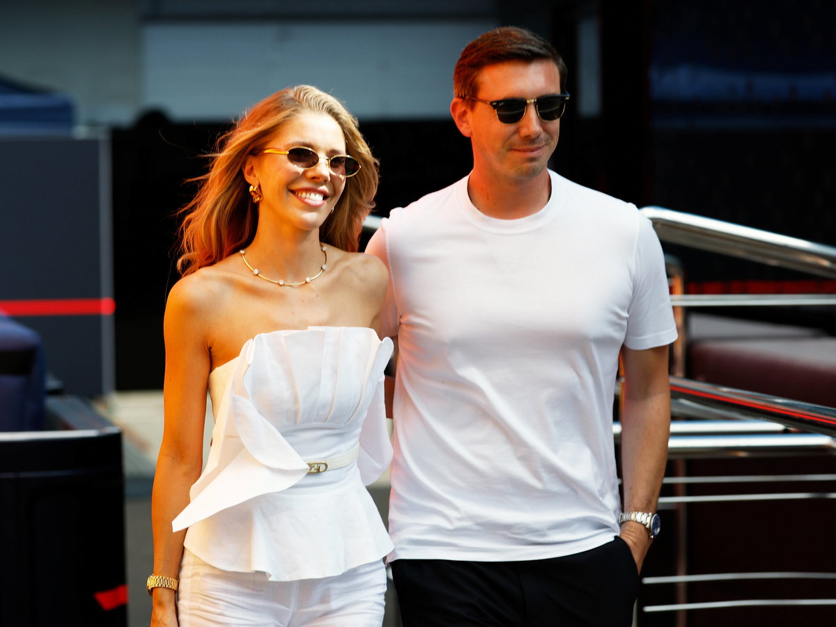 Victoria Swarovski und Mark Mateschitz Arm in Arm mit weißen Outfits.
