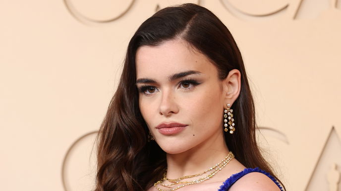 Barbie Ferreira bringt mit ihrem Oscar-Look den tiefen Seitenscheitel zurück
