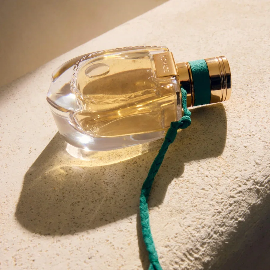Das Jardin d’Égypte Parfum von Chloé auf einer Steinmauer.