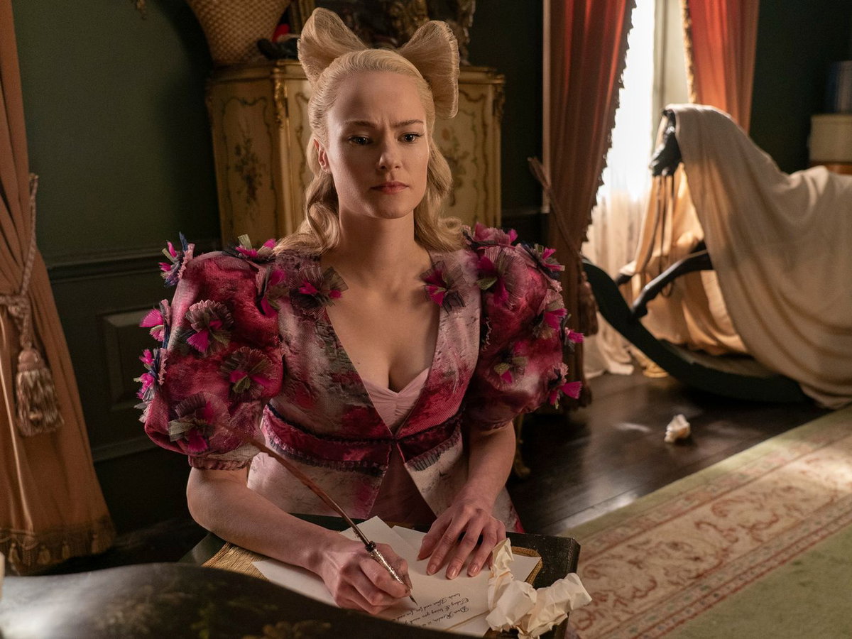 Cressida Cowper in Bridgerton mit einem pinken Kleid und einer Schleife aus ihrem Haar geformt.
