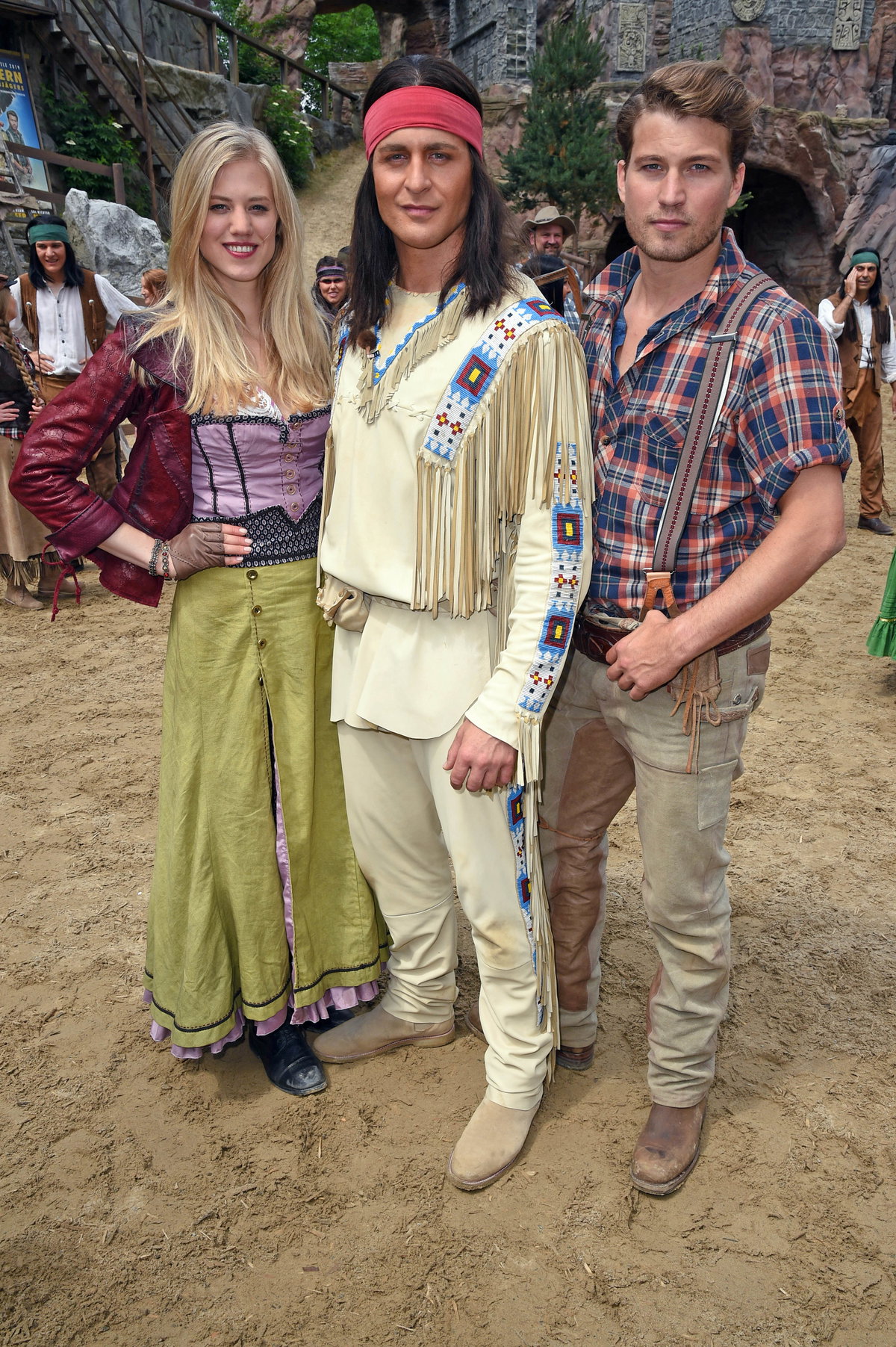 Larissa Marolt, Alexander Klaws und Raul Richter in Outfits aus dem Wilden Westen.