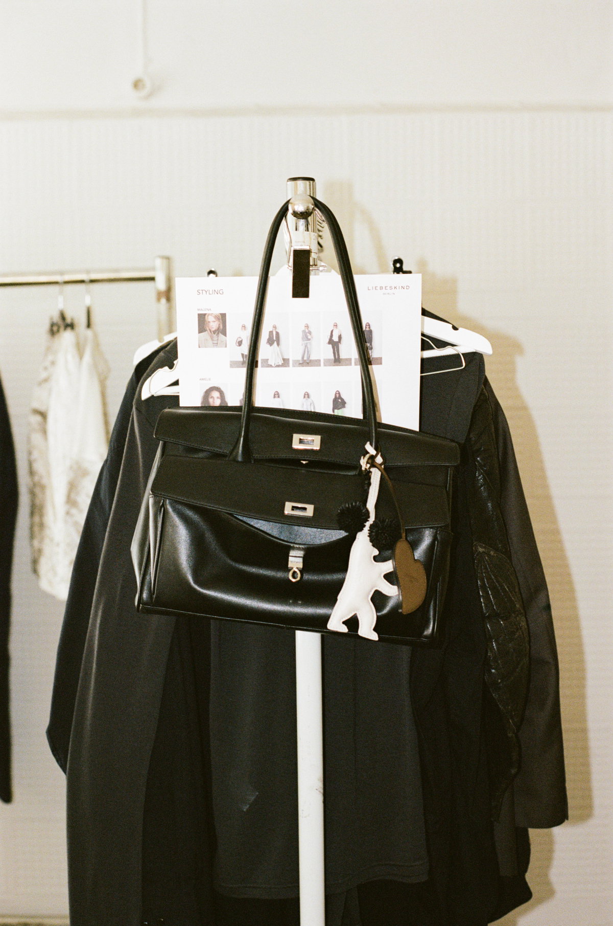Gloria II Satchel L – kombiniert mit Bag Charms.
