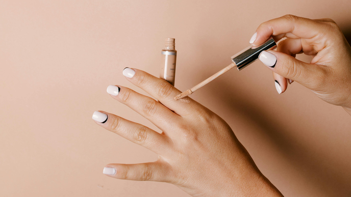 Reversed French Nails: Im Frühling 2026 tragen den Klassiker nur noch umgekehrt