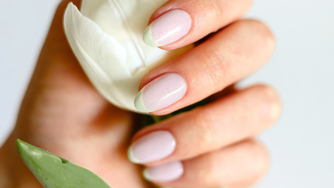 Süße Farbkombi: Two-Toned French Nails sind unser Maniküre-Crush der Saison