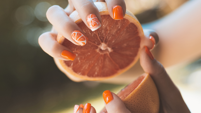 Aperol Spritz Nägel: Dieser fröhliche Maniküre-Trend macht Sommerlaune