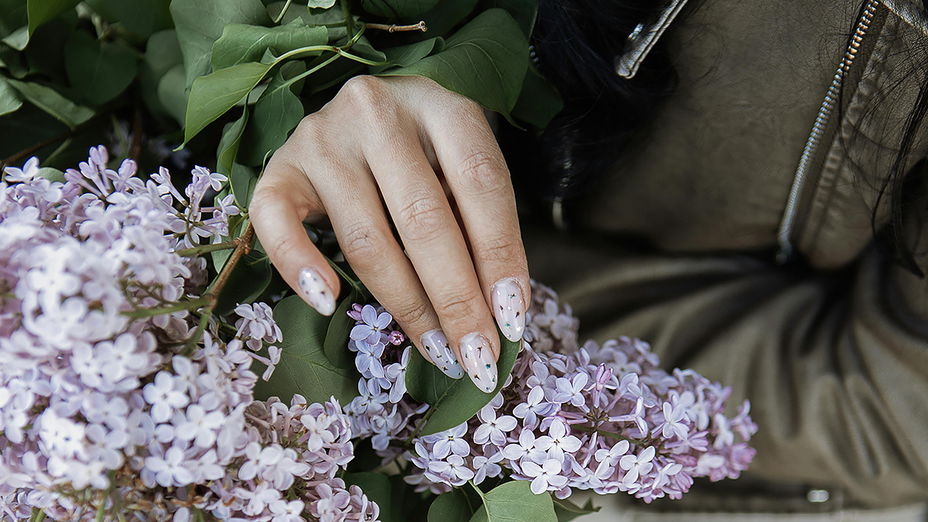 Maniküre-Trend: Glitzernde Pailletten auf den Nägeln sind der stylische Eyecatcher