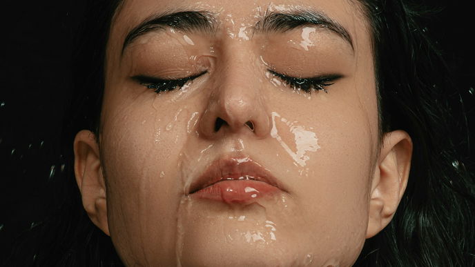 Die Gen Z setzt im Alltag jetzt auf diesen glossy Wimpern Look