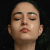 Die Gen Z setzt im Alltag jetzt auf diesen glossy Wimpern Look