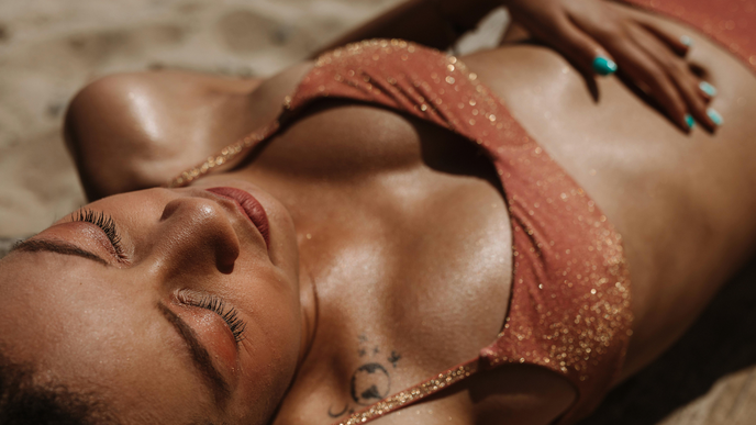 Diese schimmernden Bodylotions machen die Beine, Arme und Co. im Sommer zum Accessoire