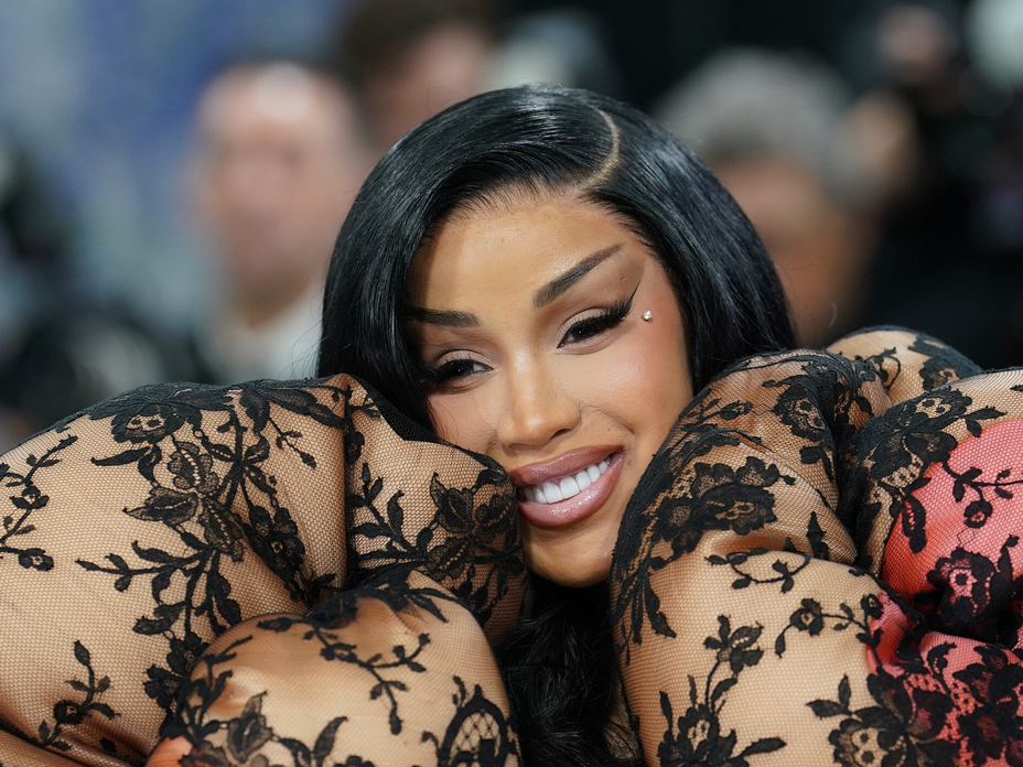 Cardi B mit Facelift Brows