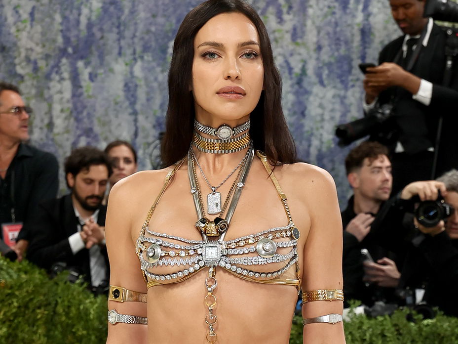 Irina Shayk setzte bei der Met Gala 2026 in ihrer Kreation von Alexander Wang ganz nebenbei den neuen Mega-Trend für dieses Jahr.