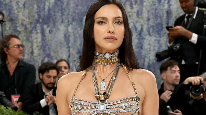 Irina Shayk bringt bei der Met Gala diesen umstrittenen 2000er-Trend zurück – und so edel wie noch nie!