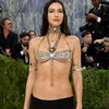 Irina Shayk bringt bei der Met Gala diesen umstrittenen 2000er-Trend zurück – und so edel wie noch nie!
