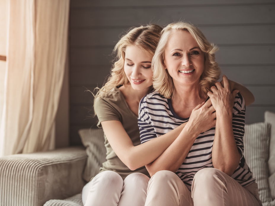 Mutter und Tochter sitzen zusammen