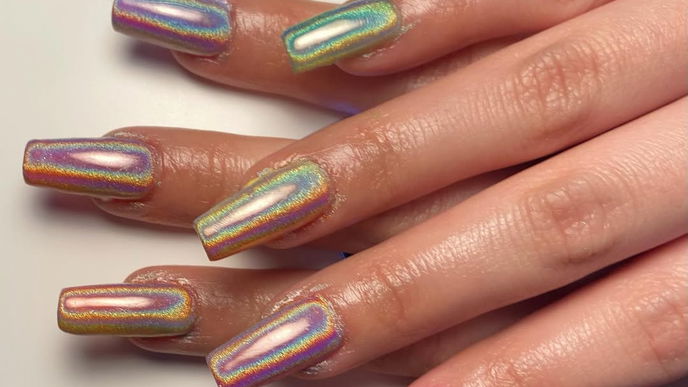 Glitzernde Regenbogenfisch-Nägel sind die zauberhafte Maniküre-Nostalgie 2026