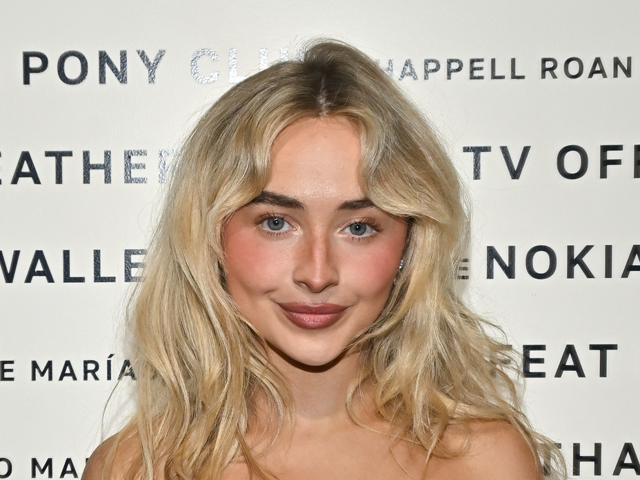 Sabrina Carpenter mit Fawn Freckles