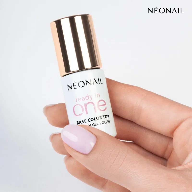 Ready in One Lack von Neonail wird in einer Hand gehalten.