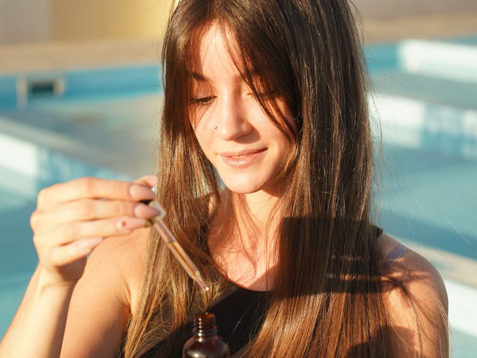 Frau mit langem Haar und Haaröl