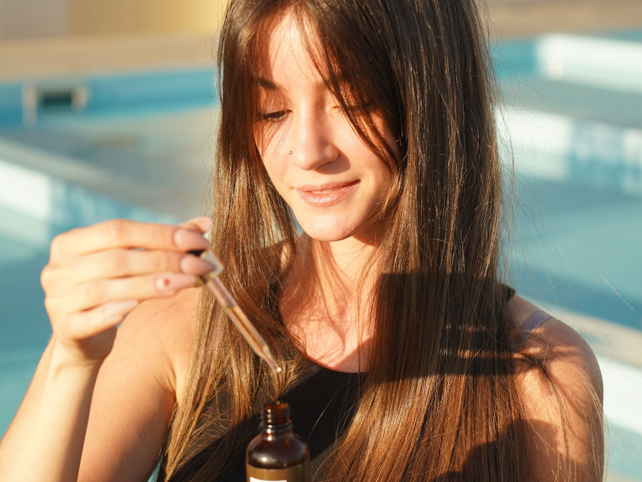 Frau mit langem Haar und Haaröl