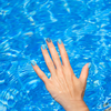 Himmel, Ozean, Pool – die erfrischendsten Blautöne für deine Sommer-Maniküre