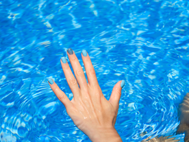 Himmel, Ozean, Pool – die erfrischendsten Blautöne für deine Sommer-Maniküre