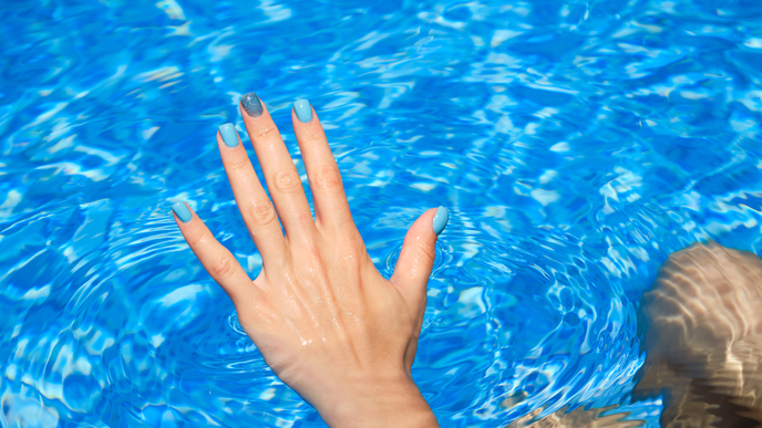 Himmel, Ozean, Pool – die erfrischendsten Blautöne für deine Sommer-Maniküre
