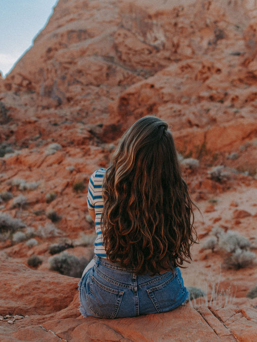 Frisurentrend für den Herbst: Stylische „Canyon Waves“ sorgen für lässiges Volumen