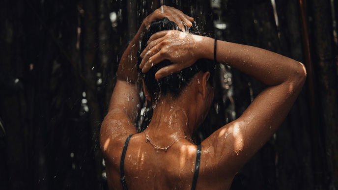 „Dark Showering”: Wie das kuriose Duschen im Dunkeln bei Schlafproblemen helfen soll