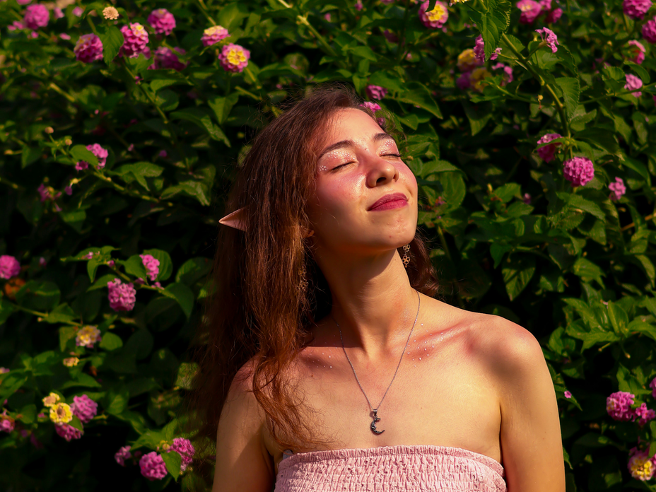 Junge Frau mit Make-up in der Sonne