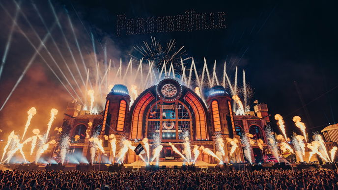 Letzte Chance: Gewinne mit Jolie 2x2 Tickets inkl. Camping für das PAROOKAVILLE 2026
