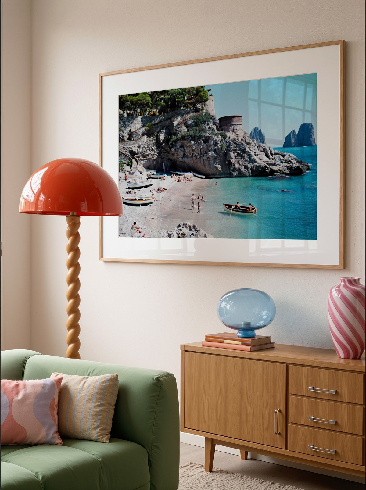 Ein Wohnzimmer mit einem gerahmten Print an der Wand, einem Sofa, einer Stehlampe und einer Kommode.