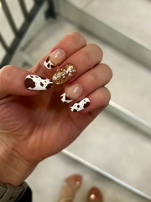 Nageltrend für den Herbst: Süße Kuh-Nägel sind die coolste Maniküre für alle Cowgirls
