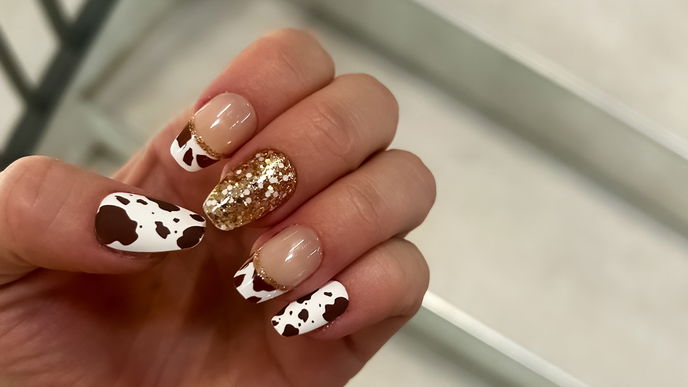 Nageltrend für den Herbst: Kuh-Nägel sind die coolste Maniküre für alle Cowgirls