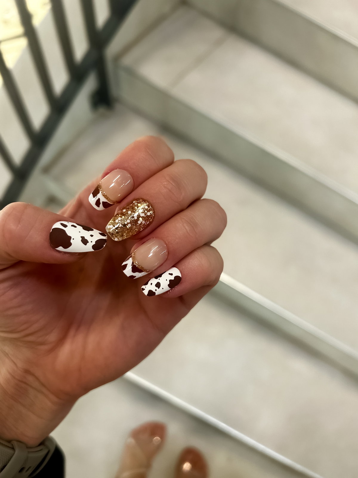 Nageltrend für den Herbst: Kuh-Nägel sind die coolste Maniküre für alle Cowgirls