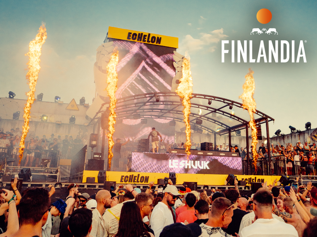 Echelon Festival Bühne mit Feuer und einer Menschenmenge.