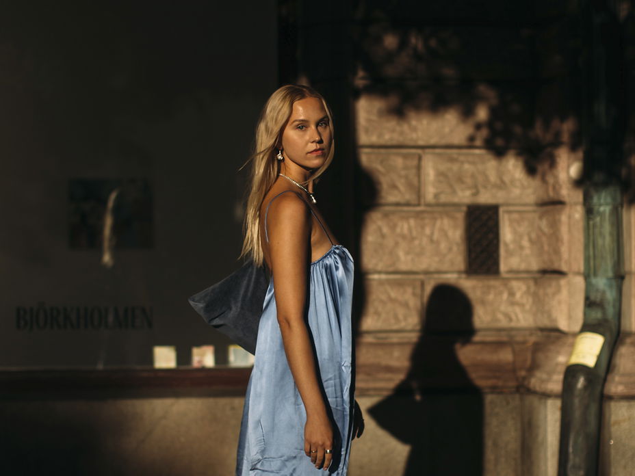 Eine Frau in einem blauen Kleid aus Seide