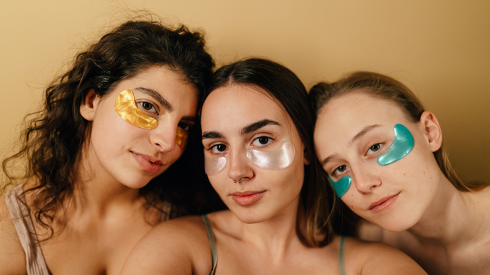 Gossip & Glow: Diese 3 Augenpads sind pflegend und sehen beim Mädelsabend super süß aus