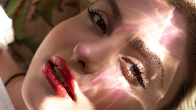 Ultra shiny: Auf diesen praktischen Lippenstift aus der Drogerie schwört unsere Head of Beauty