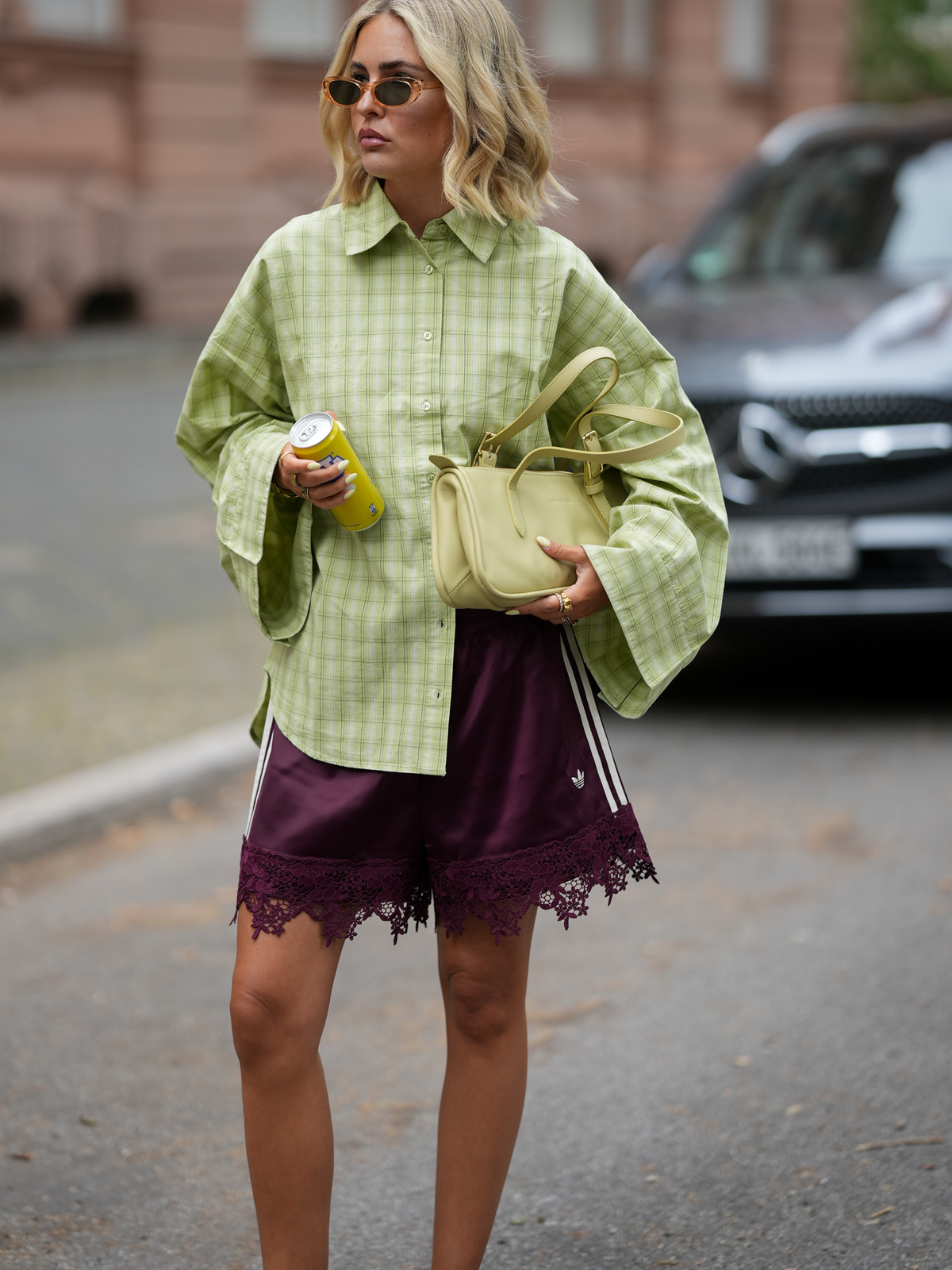 Frau in Satin-Shorts