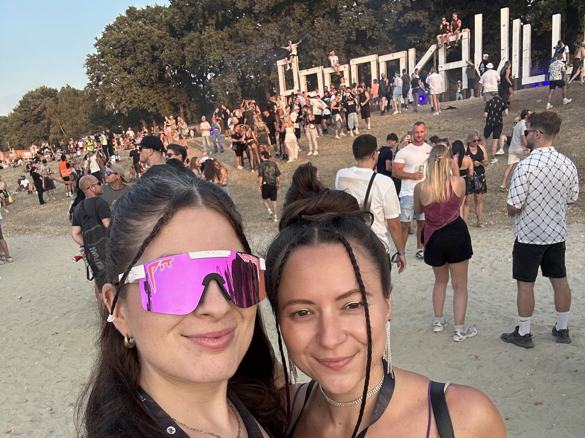 Laura Carstens und Silva Oldenburg für jolie.de auf dem PAROOKAVILLE Festival 2026