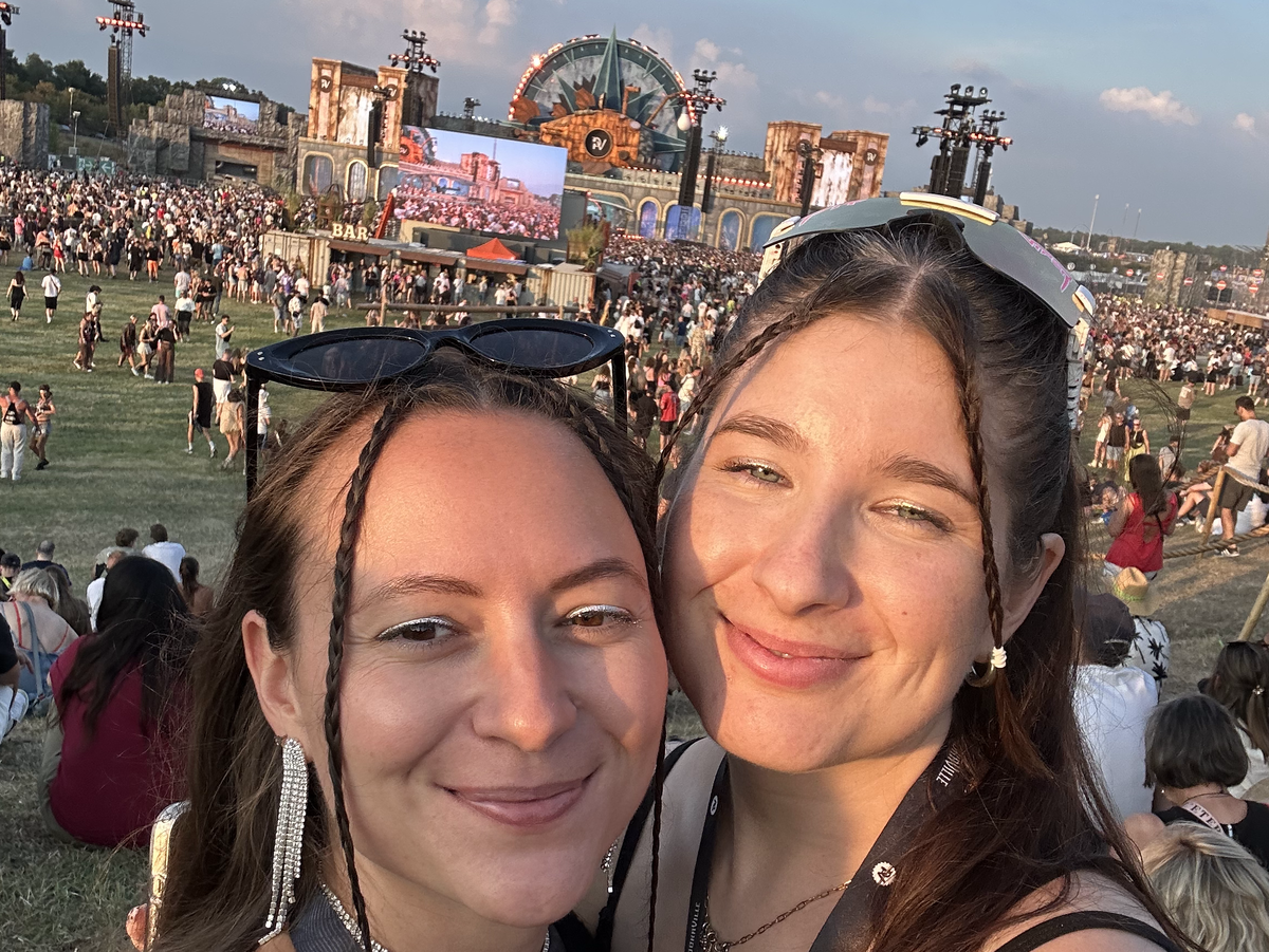 Silva Oldenburg und Laura Carstens vor der Mainstage des PAROOKAVILLE Festivals.