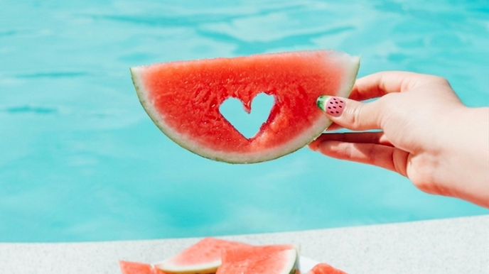 Sommernägel: Watermelon Nails sind der frische Maniküre-Trend, den wir jetzt alle brauchen