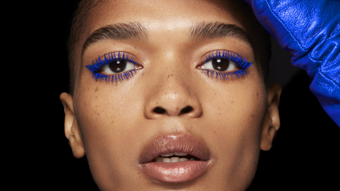 Statt Schwarz: Wenn du braune Augen hast, solltest du DIESE trendy Mascara-Farbe tragen