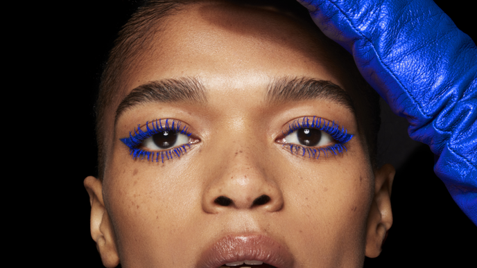 Statt Schwarz: Wenn du braune Augen hast, solltest du jetzt DIESE Mascara-Farbe tragen