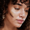 Laut Make-up-Artists: Mit diesen Tricks passt sich deine Foundation jeder Saison an